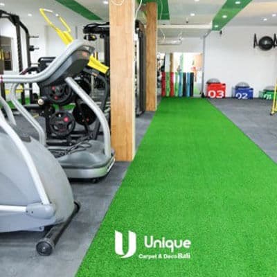 pemasangan rumput sintetis untuk interior gym